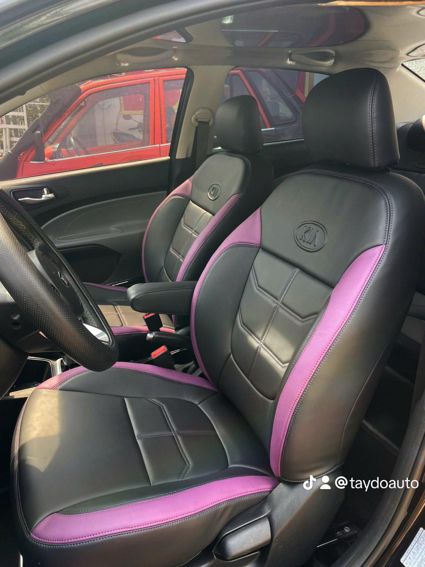 KIA Soluto bọc ghế da tone màu đen + tím