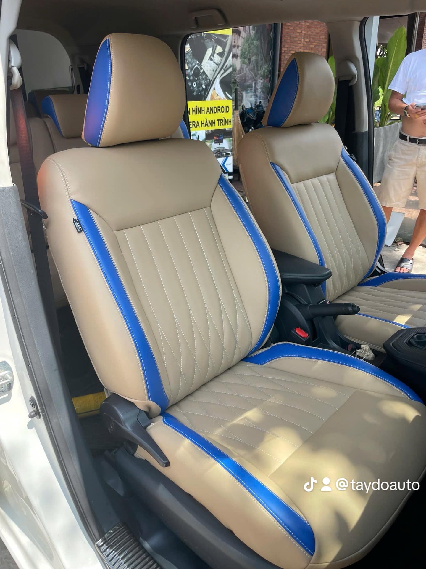 Toyota Avanza bọc ghế da tone màu kem + xanh blue